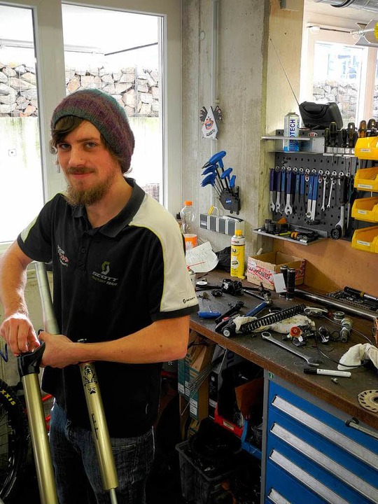 Sebastian Risch bei der Arbeit, die er...kt beherrscht: in der Fahrradwerkstatt  | Foto: Sophia Hesser