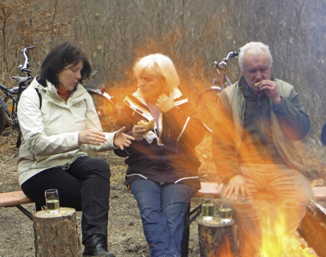 Gemtliches Treffen am Lagerfeuer:   B...treter Bernhard Pfrengle (von links).   | Foto: Otmar Faller