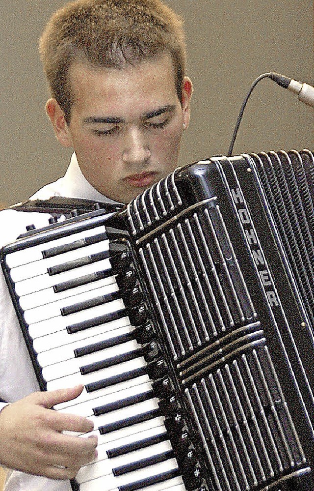 Timo Matt (16), spielt  im Bezirksorch...d im Akkordeon-Landesjugendorchester.   | Foto: W. Beck