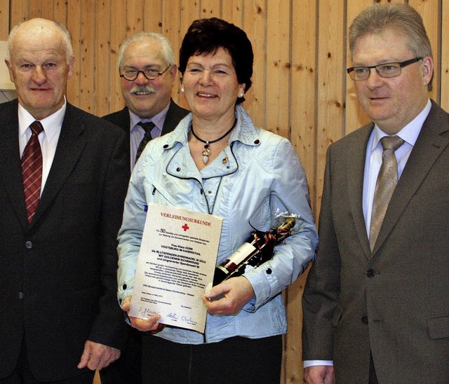 Fr 50 Blutspenden  wurde Klara Drr  ...nvorsitzenden Udo Beck ausgezeichnet.   | Foto: herbert trogus