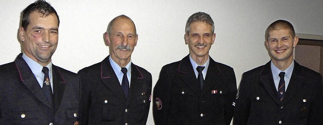 Der stellvertretende Gesamtkommandant ... fr 25 Jahre Feuerwehrzugehrigkeit.   | Foto: mck