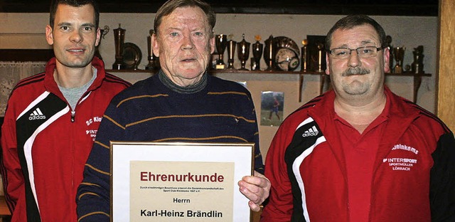 Fr 40-jhrige Treue geehrt wurde Karl... (rechts) und  Vize Holger Wohlschlag.  | Foto: cremer