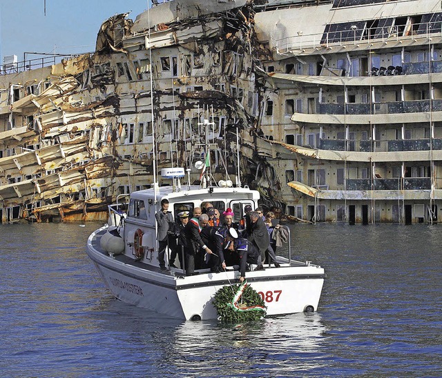 Vor dem Wrack der Costa Concordia wurd...Jahren ein Kranz ins Wasser geworfen.   | Foto: dpa