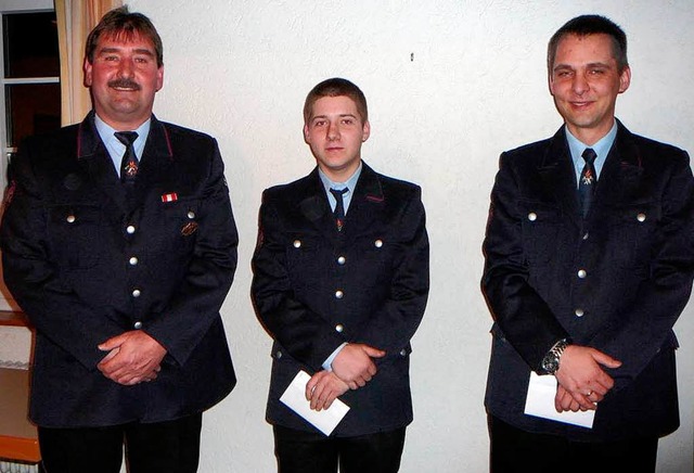 Kommandant Markus Gtlin (links) befr...hal (von links) zu  Feuerwehrmnnern.   | Foto: Rolf Mck