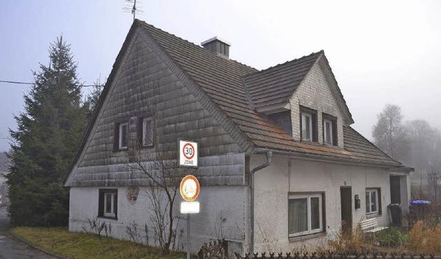 Das Godau-Haus am Rande des Neubaugebi...ch ist der Gemeinde ein Dorn im Auge.   | Foto: Liane Schilling