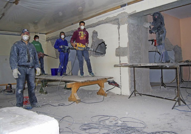 Mit schwerem Gert erweitern die Musik...beraum in der Grundschule Ewattingen.   | Foto: Nosbsch