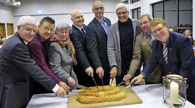 Groe Runde beim   Anschnitt der Wittnauer Neujahrsbrezel.    | Foto: Anne Freyer