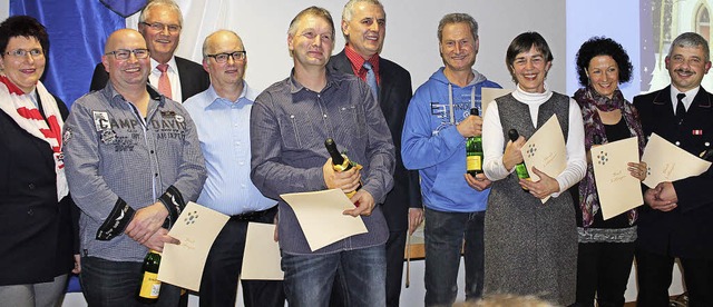 Treue Blutspender wurden im Rahmen des... rechts daneben Franz Fesenmeier (50).  | Foto: Christa Maier