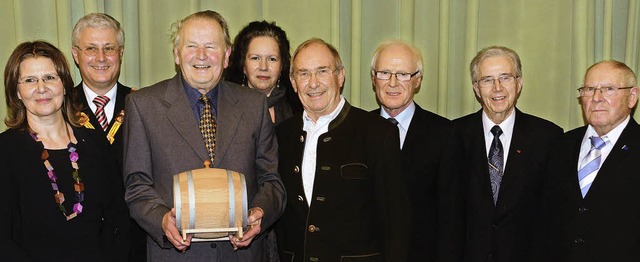 Ein Fsschen Wein als Dank und Ermunte...Petri und Lothar Sonntag (von links).   | Foto: Lauber