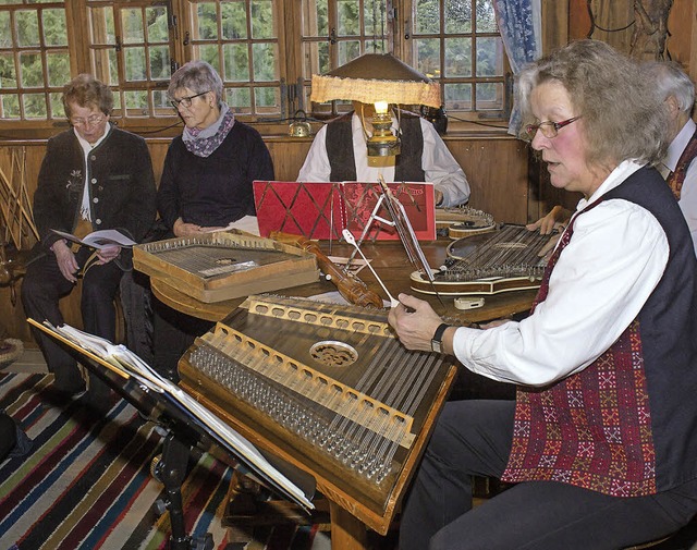 Die &quot;Lauchringer Stubenmusik&quot...nige im Heimatmuseum Hsli in Rothaus.  | Foto: Chris Seifried