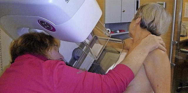 Karola Beiser  bei ihrer verantwortung...it mit einer Mammographie-Teilnehmerin  | Foto: Claudia Gempp