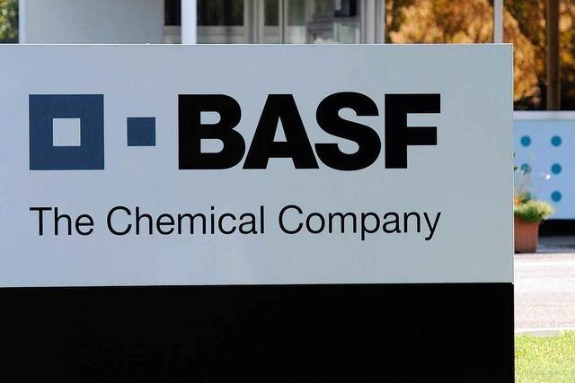 BASF-Mitarbeiter werfen Fsser in den Rhein