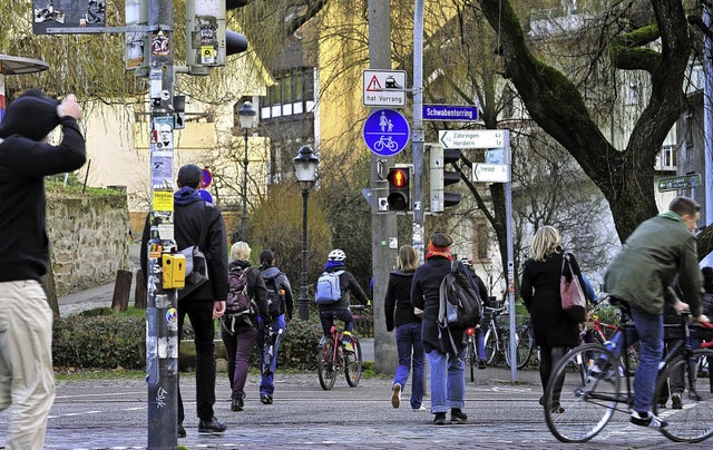 Die Ampel ist auf Rot umgesprungen, un...der Passanten ist noch nicht am Ziel.   | Foto: Thomas Kunz