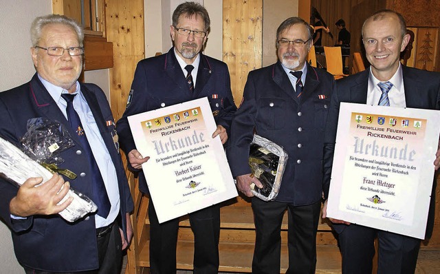 Ehrung fr zwei verdiente Feuerwehrkam...ger (links) und  Norbert Kaiser aus.    | Foto: Hrvoje Miloslavic