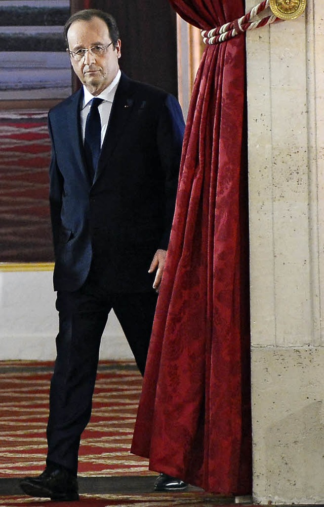Prsident Hollande auf dem Weg zur Pressekonferenz   | Foto: afp