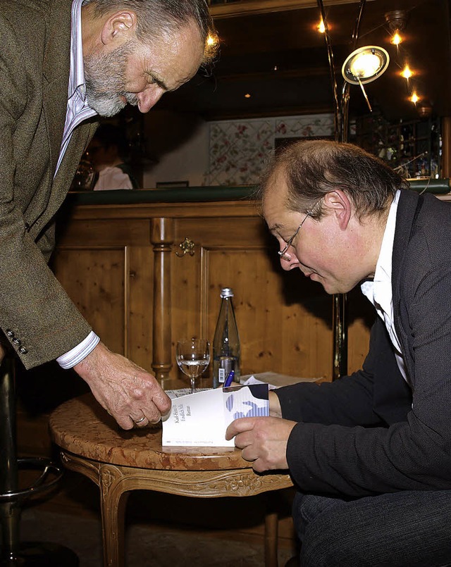 Schriftsteller Karl-Heinz Ott signiert...einem Roman &#8222;Wintzenried&#8220;.  | Foto: Marion Pfordt