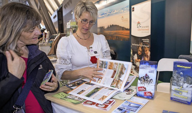 Christina Mller von der Touristinform...iner mglichen Urlauberin im Gesprch.  | Foto: Chris Seifried