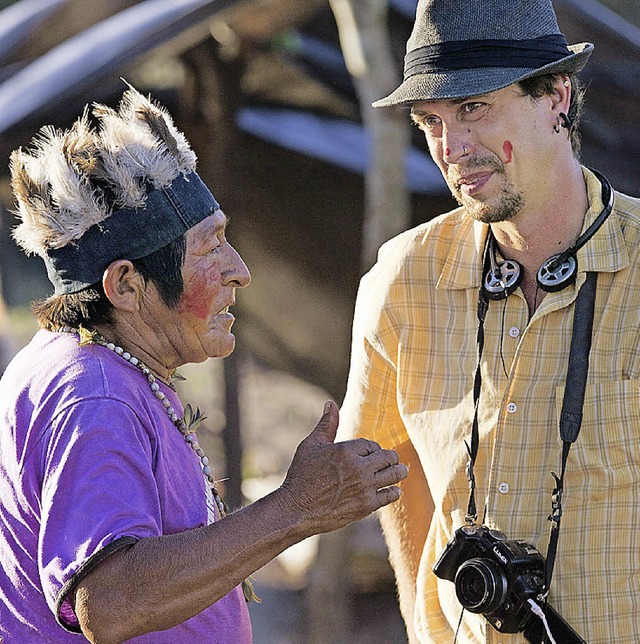 Marco Keller (rechts) im Gesprch mit Ureinwohnern.   | Foto: PRIVAT