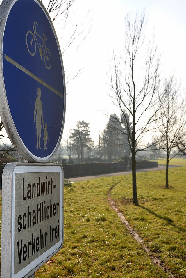 Dieses Verkehrszeichen soll versetzt w...n Weg westlich des Friedhofs brachte.   | Foto: Ralf H. Dorweiler