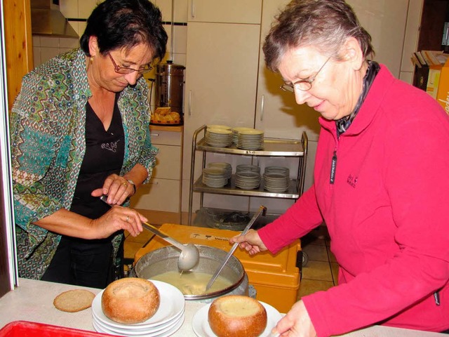 Maria Kopf (links) und Elisabeth Mule...ffo-Tag eine leckere Suppe ausgegeben.  | Foto: Reiner Beschorner