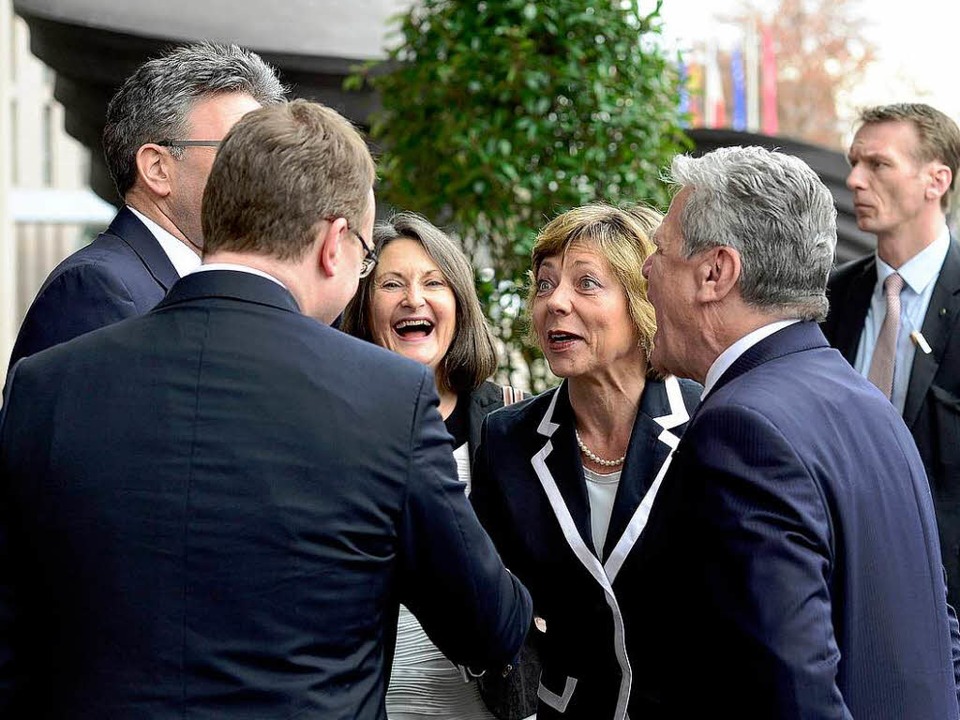 Gute Laune beim Eintreffen von Joachim Gauck vor dem Konzerthaus.  | Foto: Ingo Schneider