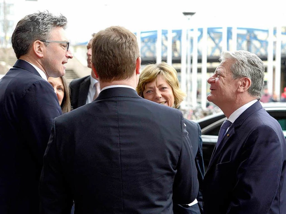 OB Dieter Salomon spricht zu Joachim Gauck.  | Foto: Ingo Schneider