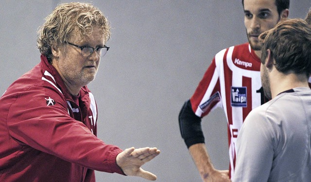 Coach Gnther Sinz im intensiven Dialog mit seinen Spielern.   | Foto: Archiv: Bettina Schaller