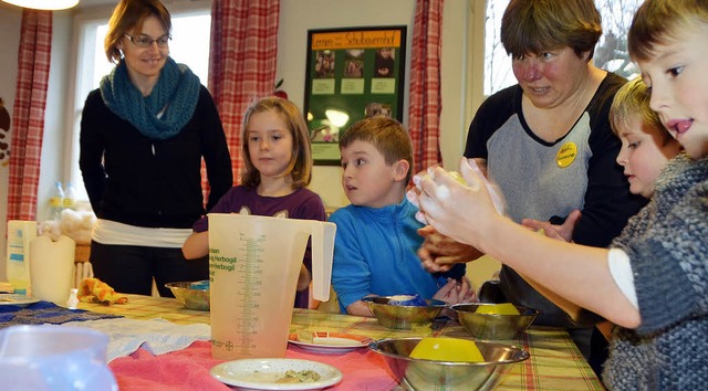 Schler der zweiten Klasse der Grundsc...sanne Schillinger werkelt krftig mit.  | Foto: Marius Alexander