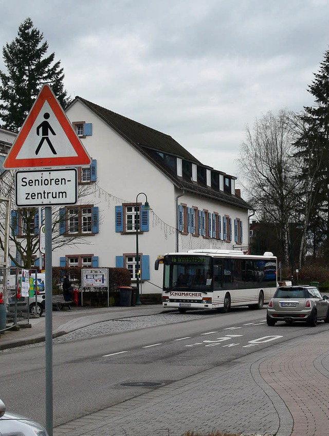 Am Seniorenzentrum soll dei Busbucht verlegt werden.   | Foto: Claudia Warth