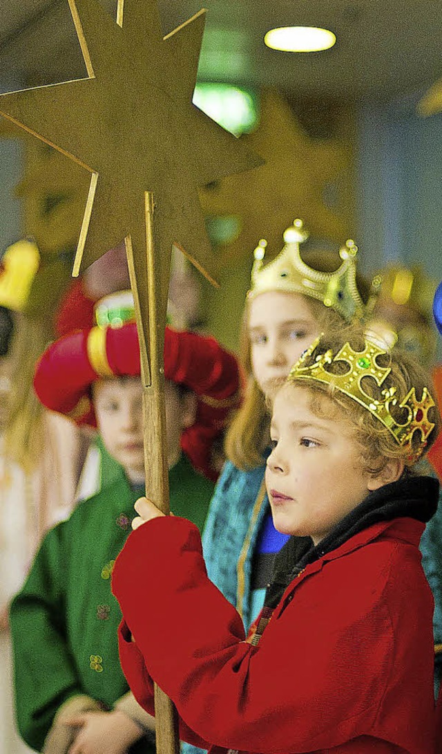 Segen gebracht und Spendengeld mitgenommen: die Sternsinger   | Foto: DPA