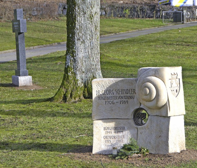 Vorn der Grabstein von Georg Schindler...auerhalle zur Erinnerung aufgestellt.   | Foto: Sylvia Timm