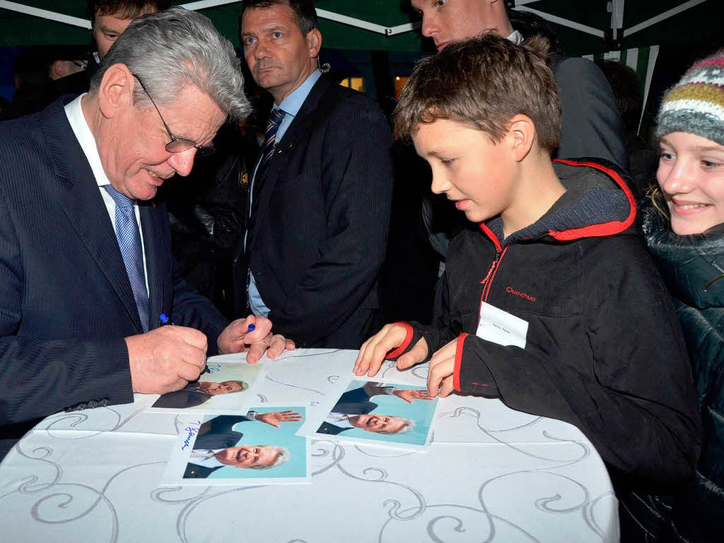Gauck gab auch Autogramme.