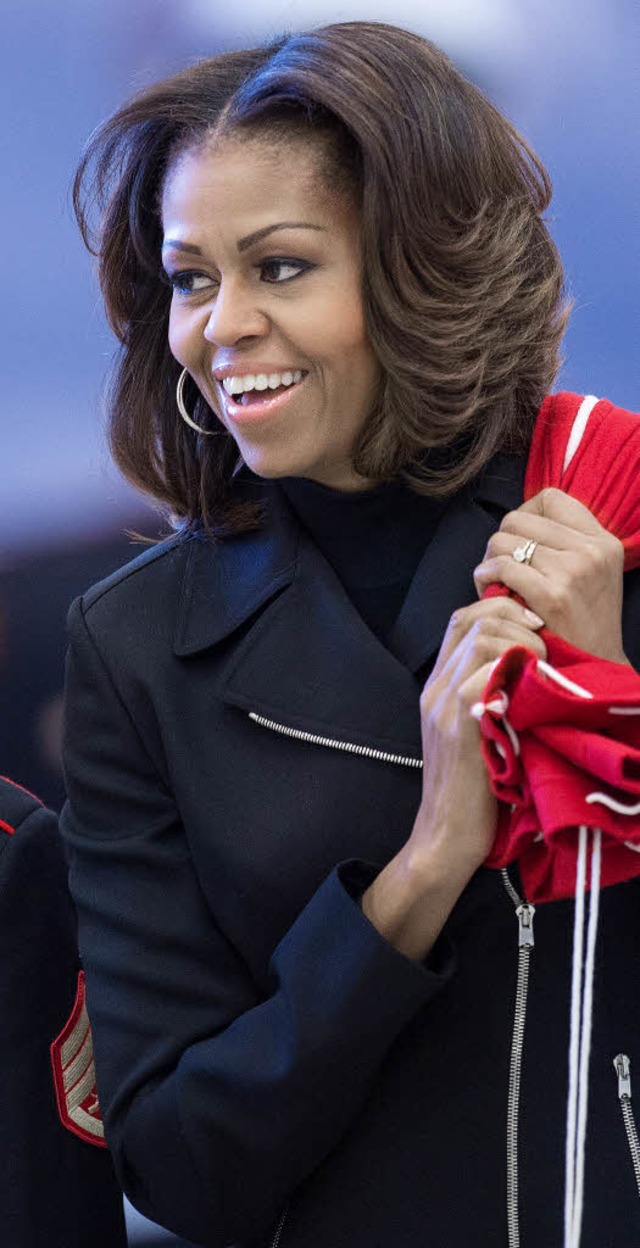 Aktive First Lady: Michelle Obama trgt einen Sack voller gespendetem Spielzeug   | Foto: Fotos: AFP