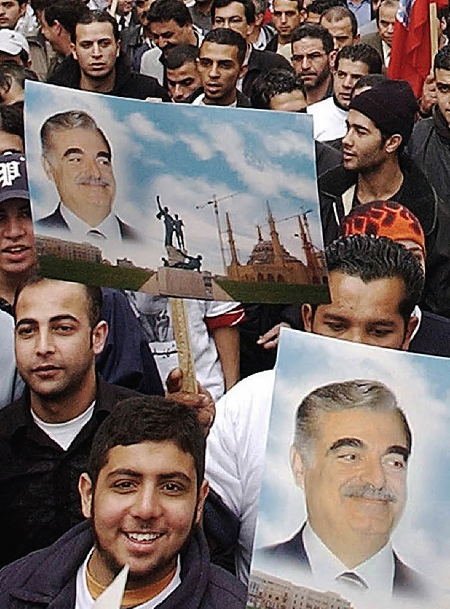 Libanesen zeigen Bilder des ermordeten Rafik Hariri.   | Foto: DPA