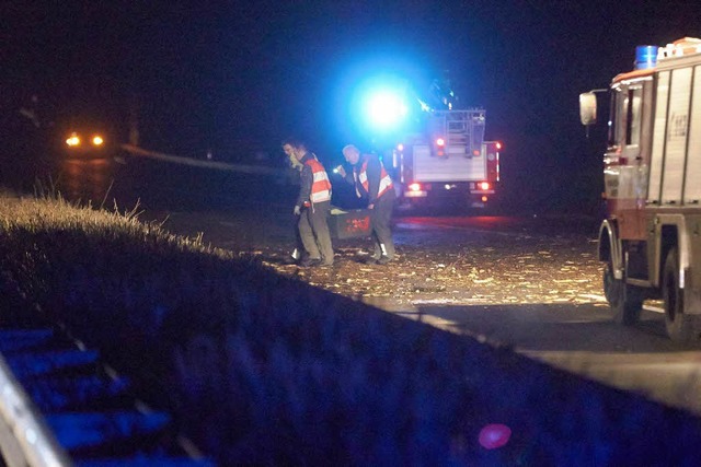 Flugzeugtrmmer auf der Autobahn: Aufrumarbeiten auf der A 48.  | Foto: dpa