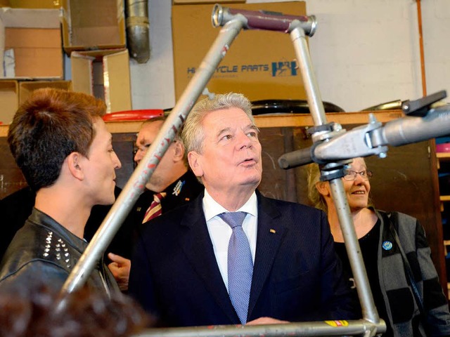 Schler Helal (l.) und Gauck in der Caritas-Fahrradwerkstatt   | Foto: Seeger