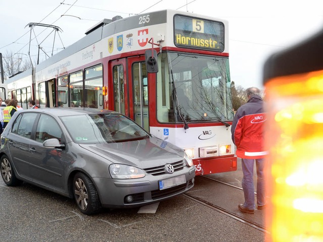 Die Polizei sichert die Unfallstelle  ab.  | Foto: Patrick Seeger