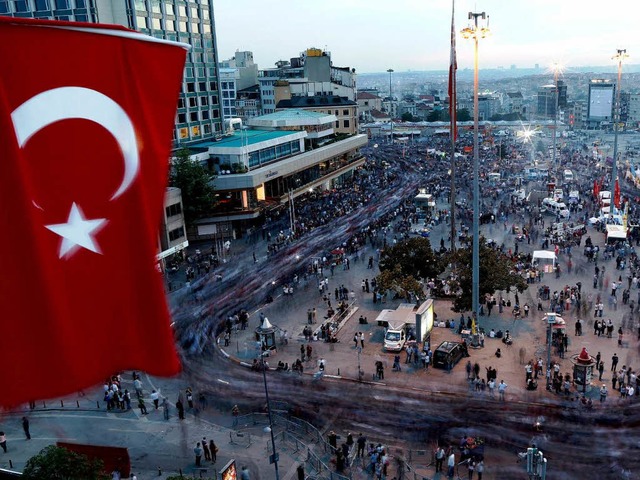 Tausende Menschen auf dem Taksim-Platz in Istanbul   | Foto: dpa