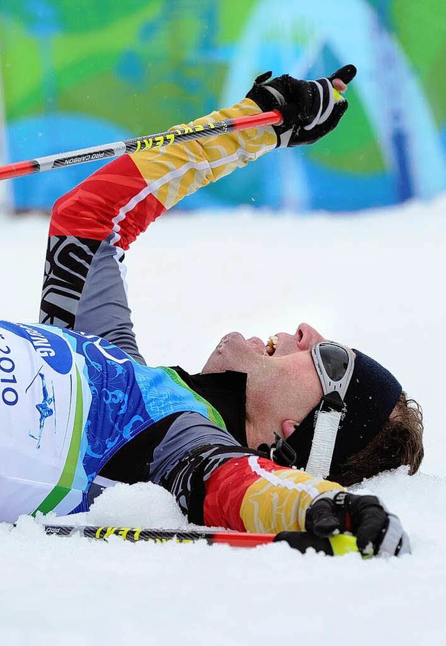 Willi Brem wird nach den Rennen am Not...inem Paralympics-Sieg 2010 in Kanada.   | Foto: dpa