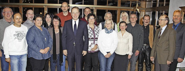 Gleich mehrere Beschftigte, die seit ...tzmann (Sechste von links) gewrdigt.   | Foto: firma nestler