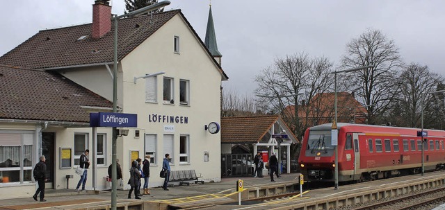 Bahnhof Lffingen: Der Zug aus Richtung Donaueschingen fhrt ein.  | Foto: Christa Maier
