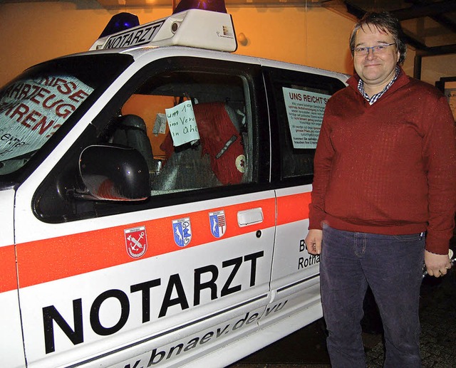 Dr. Ralf Berg vor dem Notarztfahrzeug,...r Einstze im Schlchttal fahren will.  | Foto: Claudia Renk