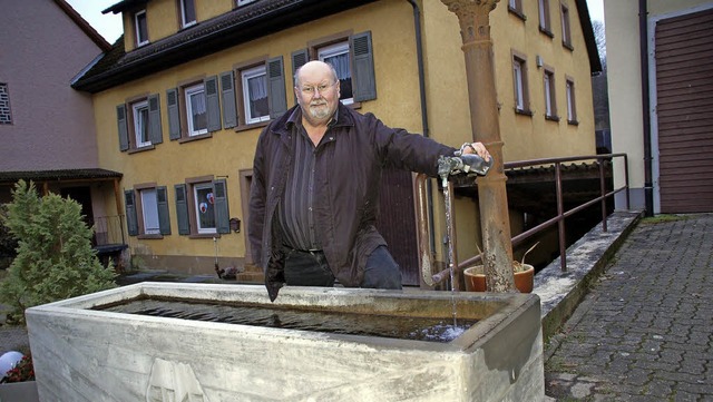 Die sechs Brunnen will Ortsvorsteher Arndt Schnauer erhalten.  | Foto: Hildegard Siebold