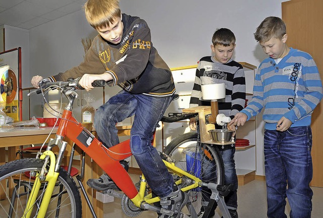 Mit einem speziellen Fahrrad mahlen die Kinder Korn zu Mehl.     | Foto: Julius Steckmeister