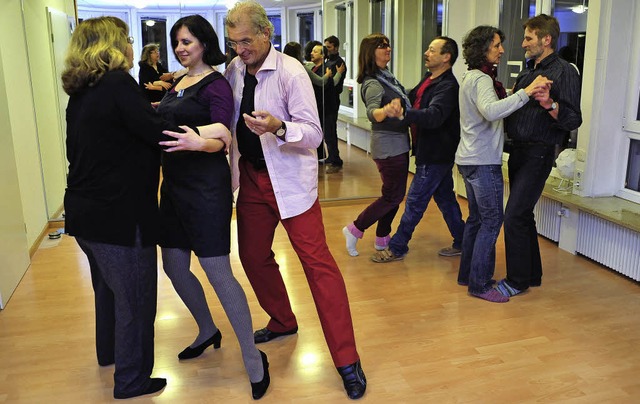 Iris Barb (zweite von links) und neben...anzkurs &#8222;Tango Blind Date&#8220;  | Foto: Thomas Kunz