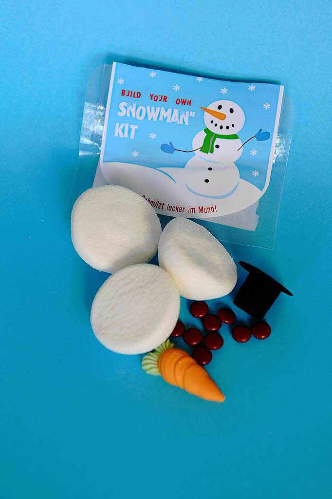 Ses Kerlchen:  Snowman-Kit (4, 95 Euro, Holzpferd), kleiner Velourszylinder (0,59 Euro, „Idee Creativmarkt“)