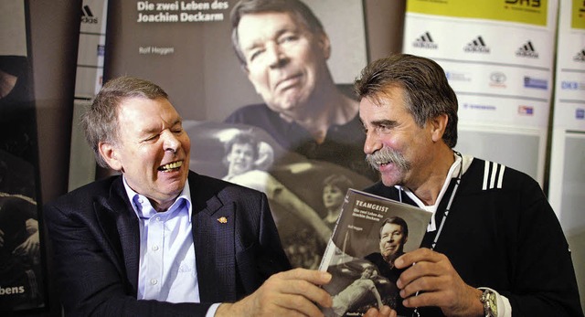 Joachim Deckarm (links) und Heiner Bra... seinen ehemaligen Mitspieler kmmert   | Foto: dpa