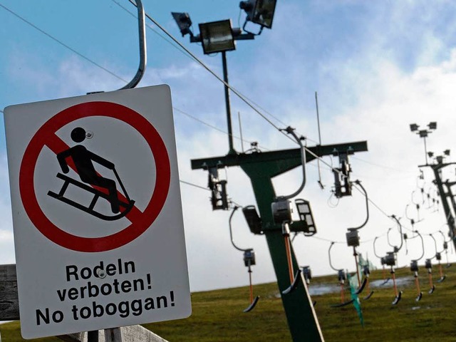 Grne Wiese statt Schneegestber. Ein Skilift  am Freitag bei Hinterzarten.  | Foto: dpa