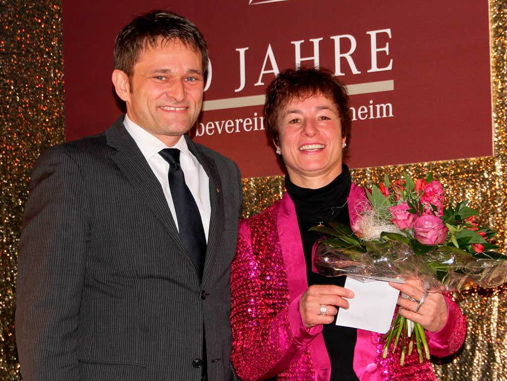 Brgermeister Martin Lffler gratuliert Manuela Walz.