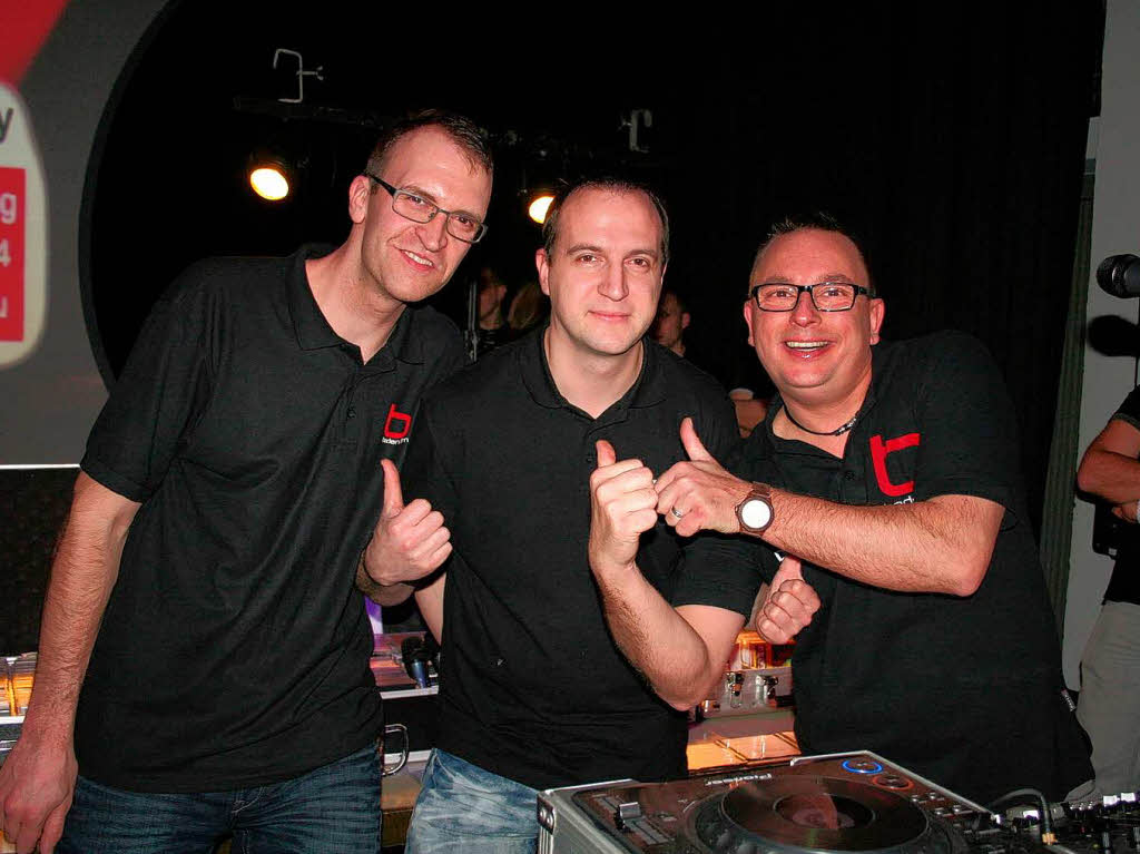 DJ Matze (rechts) und sein Light- und Soundteam von Radio Baden FM brachten die Leute schon vor dem Hauptact in Fahrt